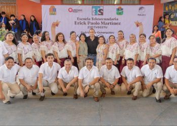 Diego Castañón apadrina estudiantes de la Escuela Telesecundaria “Erick Paolo Martinez”