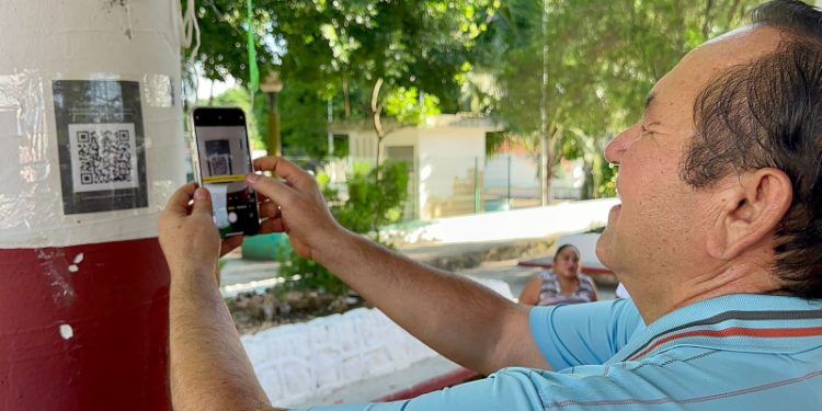 Amigos con Nivardo Mena «conectan» a comunidades con Internet