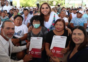 Con entrega de títulos, Mara Lezama da certeza jurídica a familias de Quintana Roo
