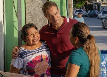 Diego Castañón visita y escucha a vecinos de la colonia Centro