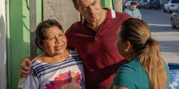 Diego Castañón visita y escucha a vecinos de la colonia Centro