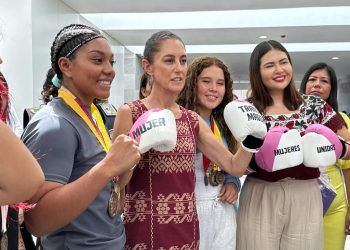Entre música tradicional y guantes de box, Claudia Sheinbaum llega a Cancún