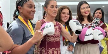 Entre música tradicional y guantes de box, Claudia Sheinbaum llega a Cancún