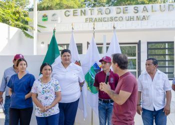 Diego Castañón le cumple a Francisco Uh May con moderno centro de salud