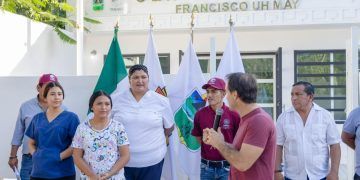 Diego Castañón le cumple a Francisco Uh May con moderno centro de salud