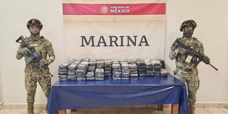 Personal de la Armada de México asegura presunta droga en Puerto Aventuras, Quintana Roo