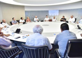 Hoteleros y autoridades llegan a acuerdos; aplicarán sanciones a taxistas agresores