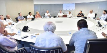 Hoteleros y autoridades llegan a acuerdos; aplicarán sanciones a taxistas agresores