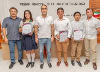 Diego Castañón entrega premios de la Juventud Tulum 2023