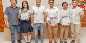 Diego Castañón entrega premios de la Juventud Tulum 2023