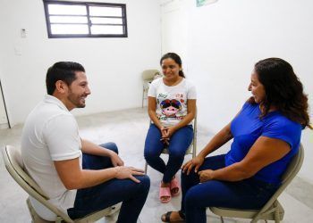 Atiende Renán Sánchez en su Casa de Gestión a la población más vulnerable 