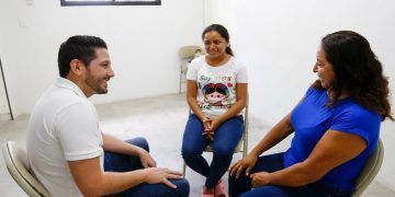 Atiende Renán Sánchez en su Casa de Gestión a la población más vulnerable 