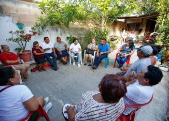 Se reúne Renán Sánchez con cozumeleños de la colonia Emiliano Zapata