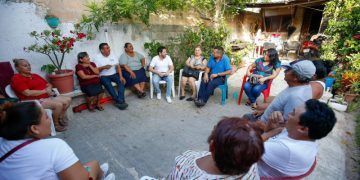Se reúne Renán Sánchez con cozumeleños de la colonia Emiliano Zapata