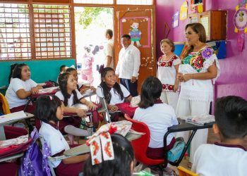 En Felipe Carrillo Puerto, corazón de la zona Maya, Mara Lezama entrega mochilas y útiles escolares