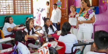 En Felipe Carrillo Puerto, corazón de la zona Maya, Mara Lezama entrega mochilas y útiles escolares