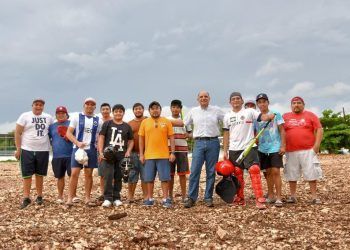 Piden ayuda en Chemuyil para que se concluya la obra del campo de Beisbol