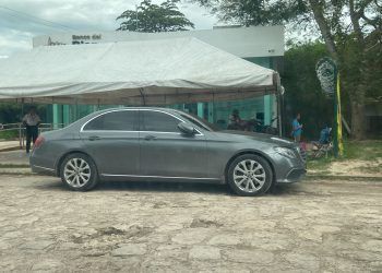Hernán Villatoro acude en carro de 1 MDP a cobrar “pensión del Bienestar”