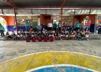 Rivelino Valdivia entrega útiles escolares a estudiantes de Bacalar