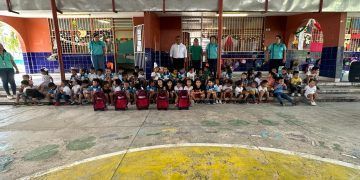 Rivelino Valdivia entrega útiles escolares a estudiantes de Bacalar