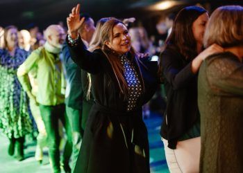 Irresponsable despilfarro de recursos públicos, Lili Campos de fiesta en Estonia