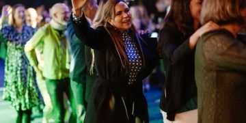 Irresponsable despilfarro de recursos públicos, Lili Campos de fiesta en Estonia