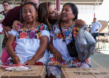 Mujeres artesanas reciben apoyos de Mara Lezama para impulsar su arte