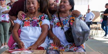 Mujeres artesanas reciben apoyos de Mara Lezama para impulsar su arte