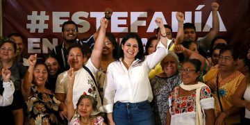 Rinde Estefanía Mercado el informe del pueblo