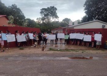 Maestros son liberados pero escuela sigue tomada por padres de familia