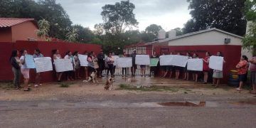 Maestros son liberados pero escuela sigue tomada por padres de familia