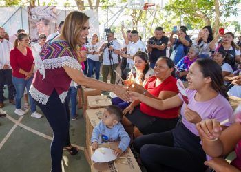 Entrega Mara Lezama más apoyos a artesanos y artesanas de Bacalar