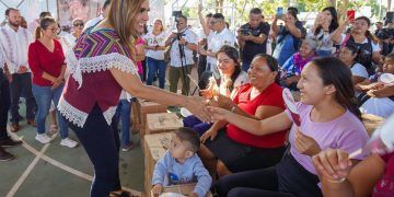 Entrega Mara Lezama más apoyos a artesanos y artesanas de Bacalar