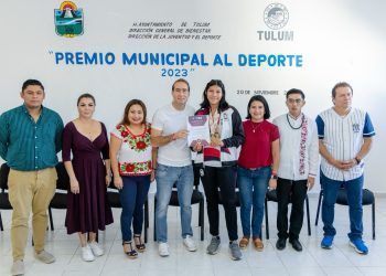 Diego Castañón entrega reconocimientos a destacados atletas de Tulum