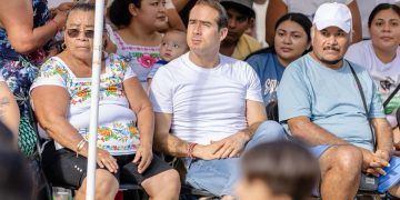 Diego Castañón preside desfile cívico deportivo del 113 aniversario de la Revolución Mexicana