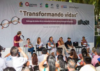 Mara y Diego transforman Vidas en Tulum: Entrega de Lentes y Zapatos Beneficia a Familias de Tulum