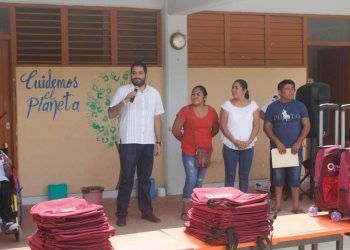 Fabián Flota “plancha” JMM con entrega de útiles a nombre de la Gobernadora
