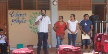 Fabián Flota “plancha” JMM con entrega de útiles a nombre de la Gobernadora