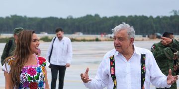 Mara Lezama acompaña a López Obrador a supervisar avances de aeropuerto y Tren Maya en Quintana Roo