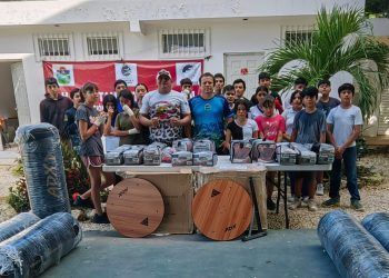 Diego Castañón entrega material deportivo a escuela de boxeo del Centro de Formación de la Unidad Deportiva