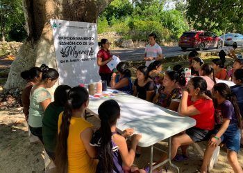 Exitoso taller de pompones para el empoderamiento de la mujer maya en Tulum