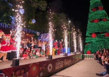 En ambiente de fiesta, Mara Lezama y Ana Paty Peralta encienden árbol navideño en Cancún
