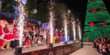 En ambiente de fiesta, Mara Lezama y Ana Paty Peralta encienden árbol navideño en Cancún