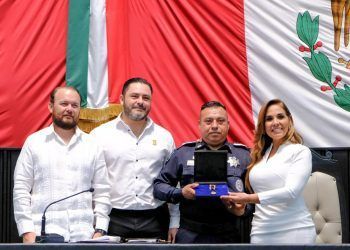 Los policías Teresa e Isidro recibieron la medalla Al Mérito Policial Quintana Roo 2023