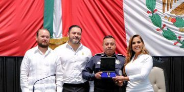 Los policías Teresa e Isidro recibieron la medalla Al Mérito Policial Quintana Roo 2023