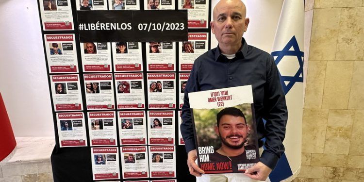 Israel está preocupado por la condición de los 136 secuestrados