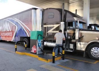 Está en la frontera la caravana que transporta los autos de Nascar México A Los Ángeles