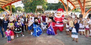Diego Castañón lleva Caravana de Reyes 2024 a comunidades de Tulum