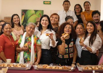 Celebra Estefanía Mercado Día de Reyes con el pueblo y mujeres emprendedoras
