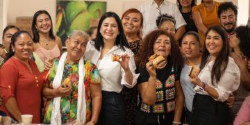 Celebra Estefanía Mercado Día de Reyes con el pueblo y mujeres emprendedoras